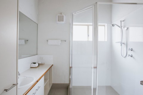 Canal Rocks Beachfront Apartments - Holiday Byron Bay 1