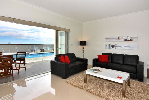 Bunbury Seaview Apartments - Holiday Byron Bay 1