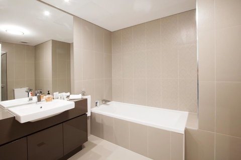 The Junction Palais - Modern And Spacious 2BR Bondi Junction Apartment Close To Everything - Holiday Byron Bay 3