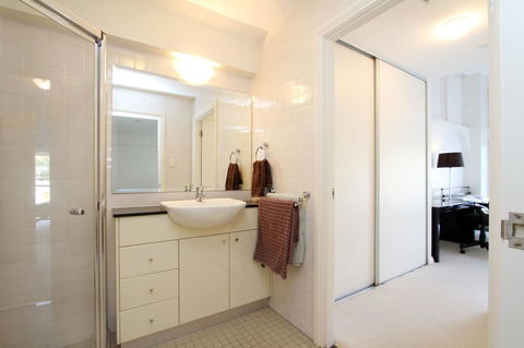 Waterfront Apartment On Sydney Harbour - Holiday Byron Bay 4