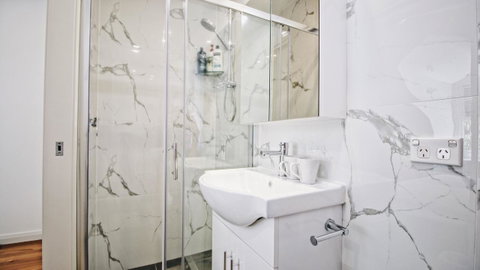 Cozy 5 Bed House In Sydney - Holiday Byron Bay 16