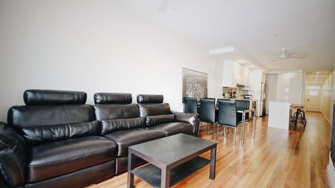 Cozy 5 Bed House In Sydney - Holiday Byron Bay 6