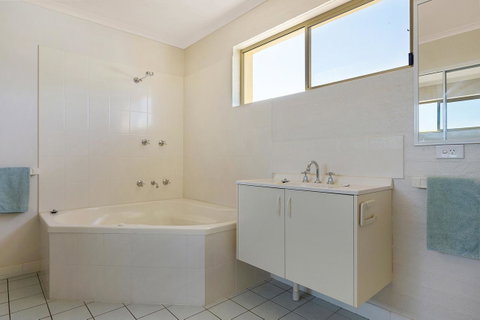Baywatch Apartments Merimbula - Holiday Byron Bay 16
