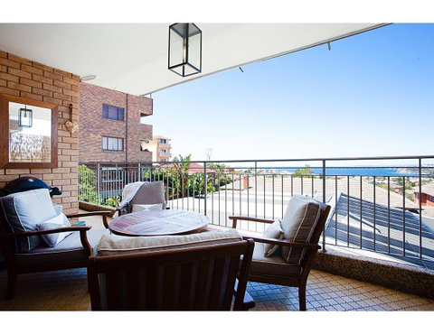 Ocean Views And Sea Breezes Over Bondi Beach - Holiday Byron Bay 9