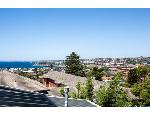 Ocean Views And Sea Breezes Over Bondi Beach - Holiday Byron Bay 8