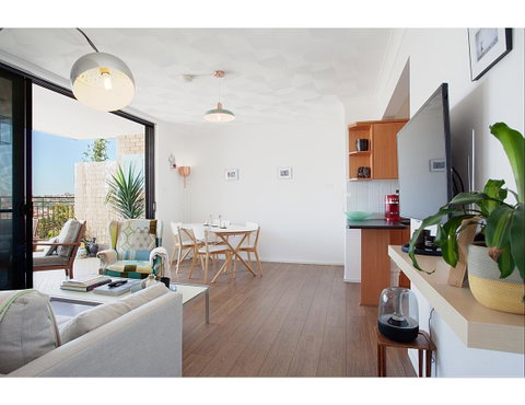 Ocean Views And Sea Breezes Over Bondi Beach - Holiday Byron Bay 16