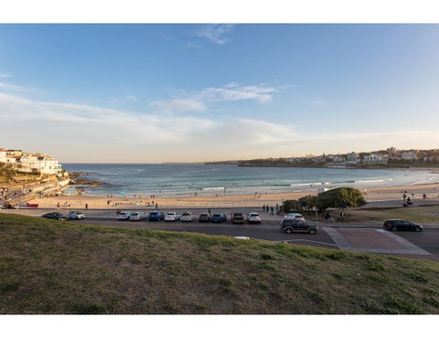 Ocean Views And Sea Breezes Over Bondi Beach - Holiday Byron Bay 2