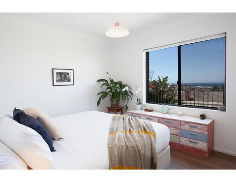 Ocean Views And Sea Breezes Over Bondi Beach - Holiday Byron Bay 15