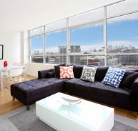 Gadigal Groove - Modern and Bright 3BR Executive Apartment in Zetland with Views