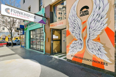 Mad Monkey Downtown - Holiday Byron Bay 0