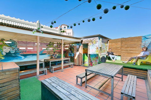 Mad Monkey Downtown - Holiday Byron Bay 11