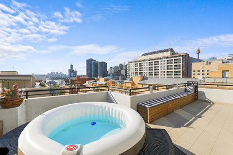 Darling Harbour Penthouse Views+Jacuzzi - Holiday Byron Bay 1