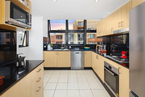 Darling Harbour Penthouse Views+Jacuzzi - Holiday Byron Bay 12