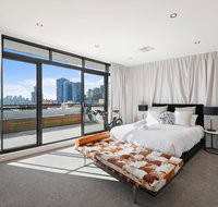 Darling Harbour Penthouse ViewsJacuzzi - Holiday Byron Bay