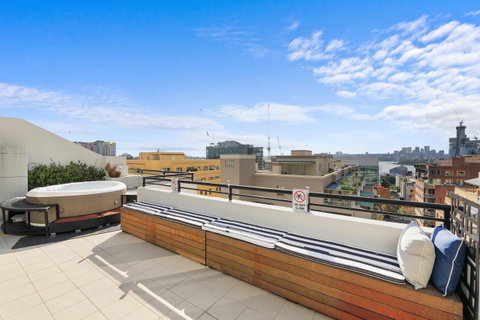 Darling Harbour Penthouse Views+Jacuzzi - Holiday Byron Bay 9