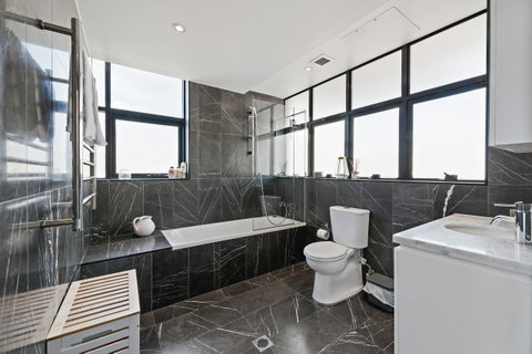 Darling Harbour Penthouse Views+Jacuzzi - Holiday Byron Bay 3