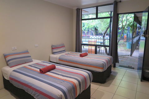 Jump Inn Alice Budget Accommodation - Holiday Byron Bay 3
