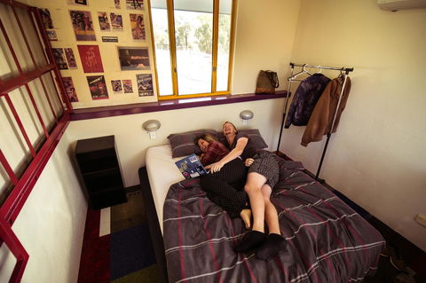 Jump Inn Alice Budget Accommodation - Holiday Byron Bay 36