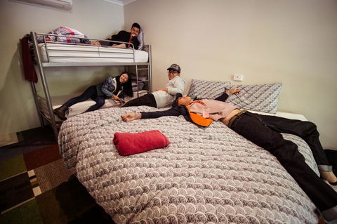 Jump Inn Alice Budget Accommodation - Holiday Byron Bay 38