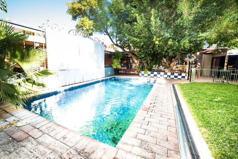 Jump Inn Alice Budget Accommodation - Holiday Byron Bay 1