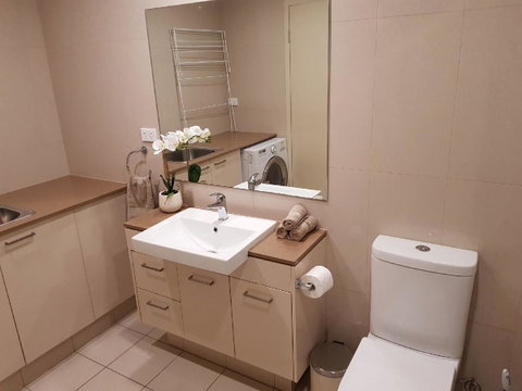 Darwin-Ocean Views, Tropical Getaway, Pool & Aircon - Holiday Byron Bay 14