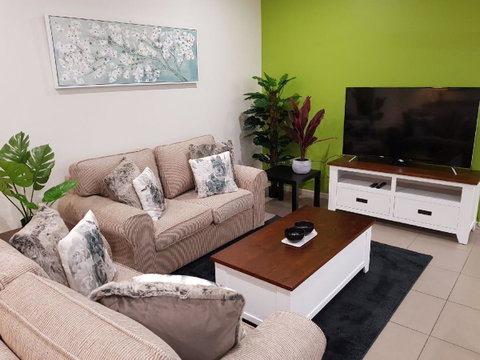 Darwin-Ocean Views, Tropical Getaway, Pool & Aircon - Holiday Byron Bay 3