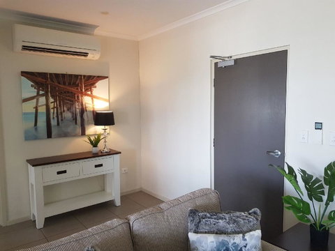 Darwin-Ocean Views, Tropical Getaway, Pool & Aircon - Holiday Byron Bay 6