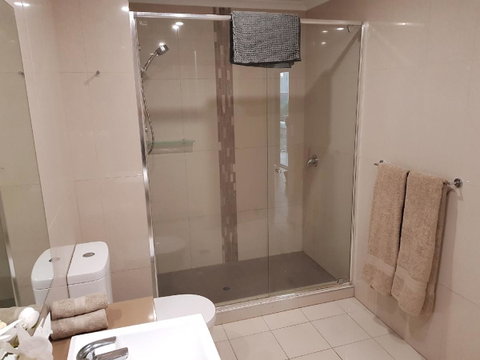 Darwin-Ocean Views, Tropical Getaway, Pool & Aircon - Holiday Byron Bay 15