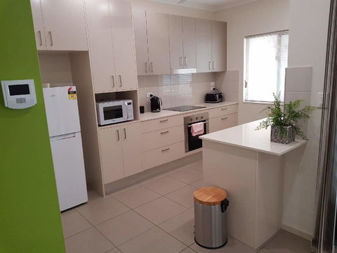 Darwin-Ocean Views, Tropical Getaway, Pool & Aircon - Holiday Byron Bay 8