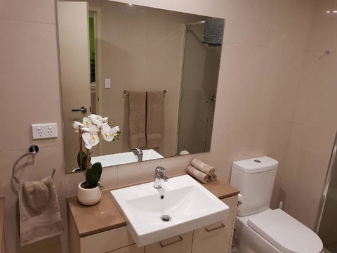 Darwin-Ocean Views, Tropical Getaway, Pool & Aircon - Holiday Byron Bay 13