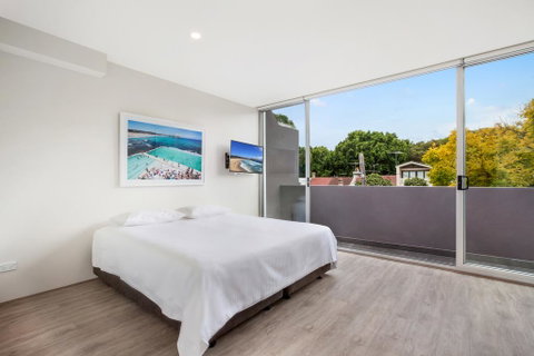 Bondi Beach Studio King Suite + Balcony - Holiday Byron Bay 0