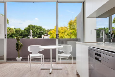 Bondi Beach Studio King Suite + Balcony - Holiday Byron Bay 2