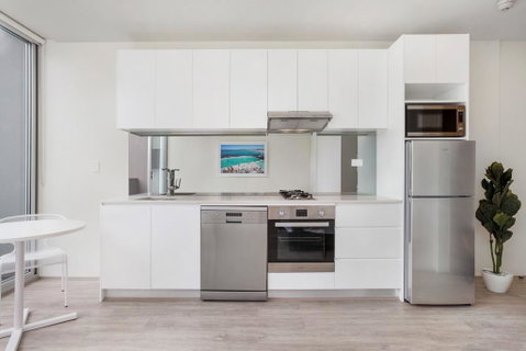 Bondi Beach Studio King Suite + Balcony - Holiday Byron Bay 3