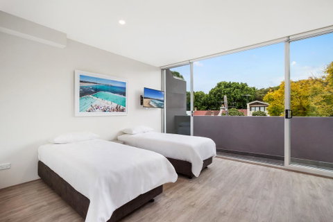 Bondi Beach Studio King Suite + Balcony - Holiday Byron Bay 1