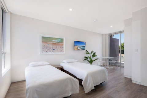 Bondi Beach Studio Penthouse Suite + Balcony - Holiday Byron Bay 1