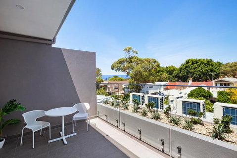 Bondi Beach Studio Penthouse Suite + Balcony - Holiday Byron Bay 2