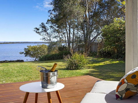 Braeside - Waterfront, Fireplace - Holiday Byron Bay 0