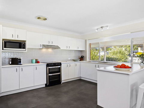 Braeside - Waterfront, Fireplace - Holiday Byron Bay 2