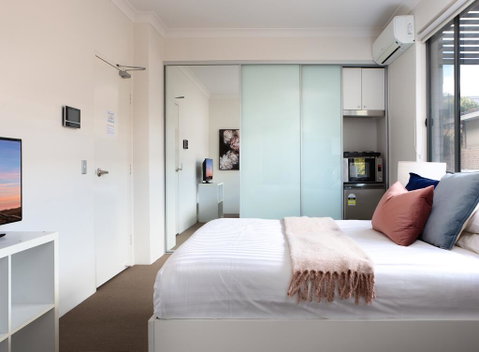 Bright Studio Steps From Westmead Hospital - Holiday Byron Bay 3
