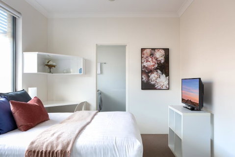 Bright Studio Steps From Westmead Hospital - Holiday Byron Bay 0