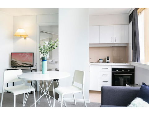Bright, Modern Studio Steps From The Action - Holiday Byron Bay 0