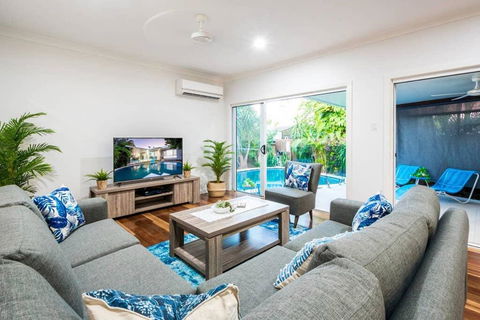 Broadbeach Waters Home With Private Pool - Holiday Byron Bay 2