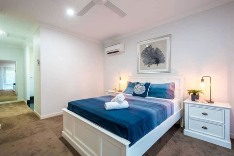 Broadbeach Waters Home With Private Pool - Holiday Byron Bay 3