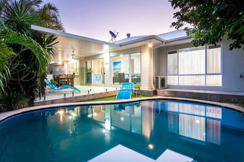 Broadbeach Waters Home With Private Pool - Holiday Byron Bay 0