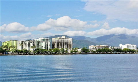 Cairns Aquarius - Holiday Byron Bay 0