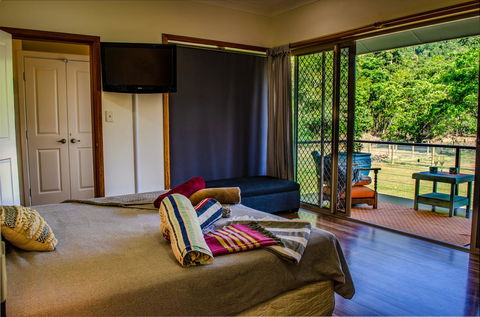 Cairns Homestead: A Peaceful Getaway - Holiday Byron Bay 2