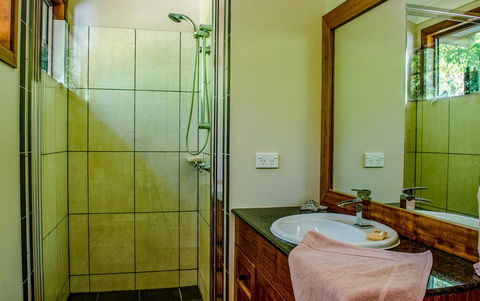 Cairns Homestead: A Peaceful Getaway - Holiday Byron Bay 0