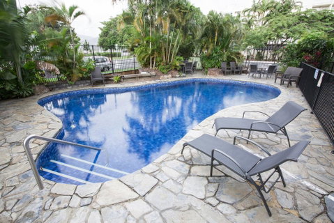 Cairns Plaza Hotel - Holiday Byron Bay 0