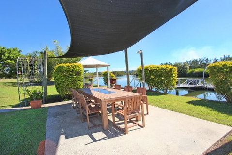 Campbell 7 - Large Queenslander On Maroochy River - Holiday Byron Bay 3