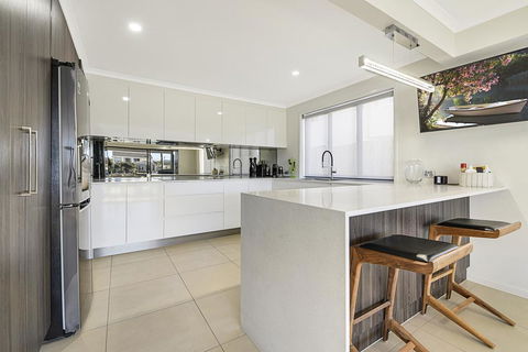 CANAL HOME NEAR MOOLOOLABA - Holiday Byron Bay 3